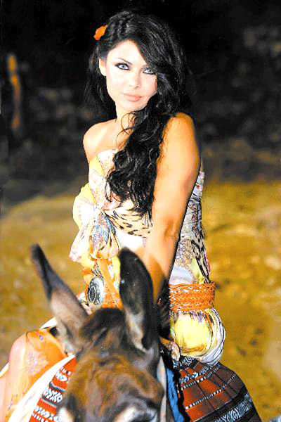 Haifa Wehbe (Donkey ride)