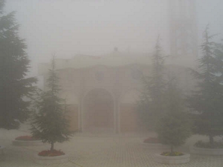 Saint Charbel dans le brouillard