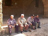 Des Libanais en discussion dans la cours dune mosque